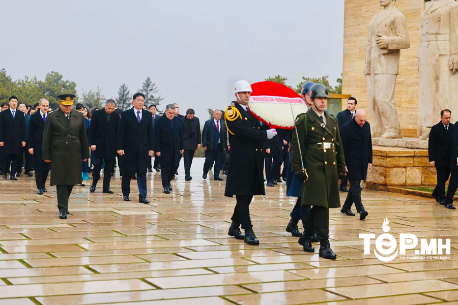 Монгол Улсын Ерөнхийлөгч У.Хүрэлсүх “Ататуркийн бунхан цогцолбор”-т хүндэтгэл үзүүллээ