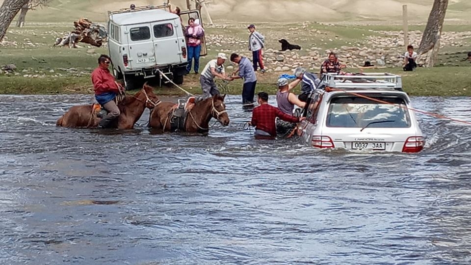 Автомашинтайгаа усанд гацсан 8 иргэнийг аварчээ