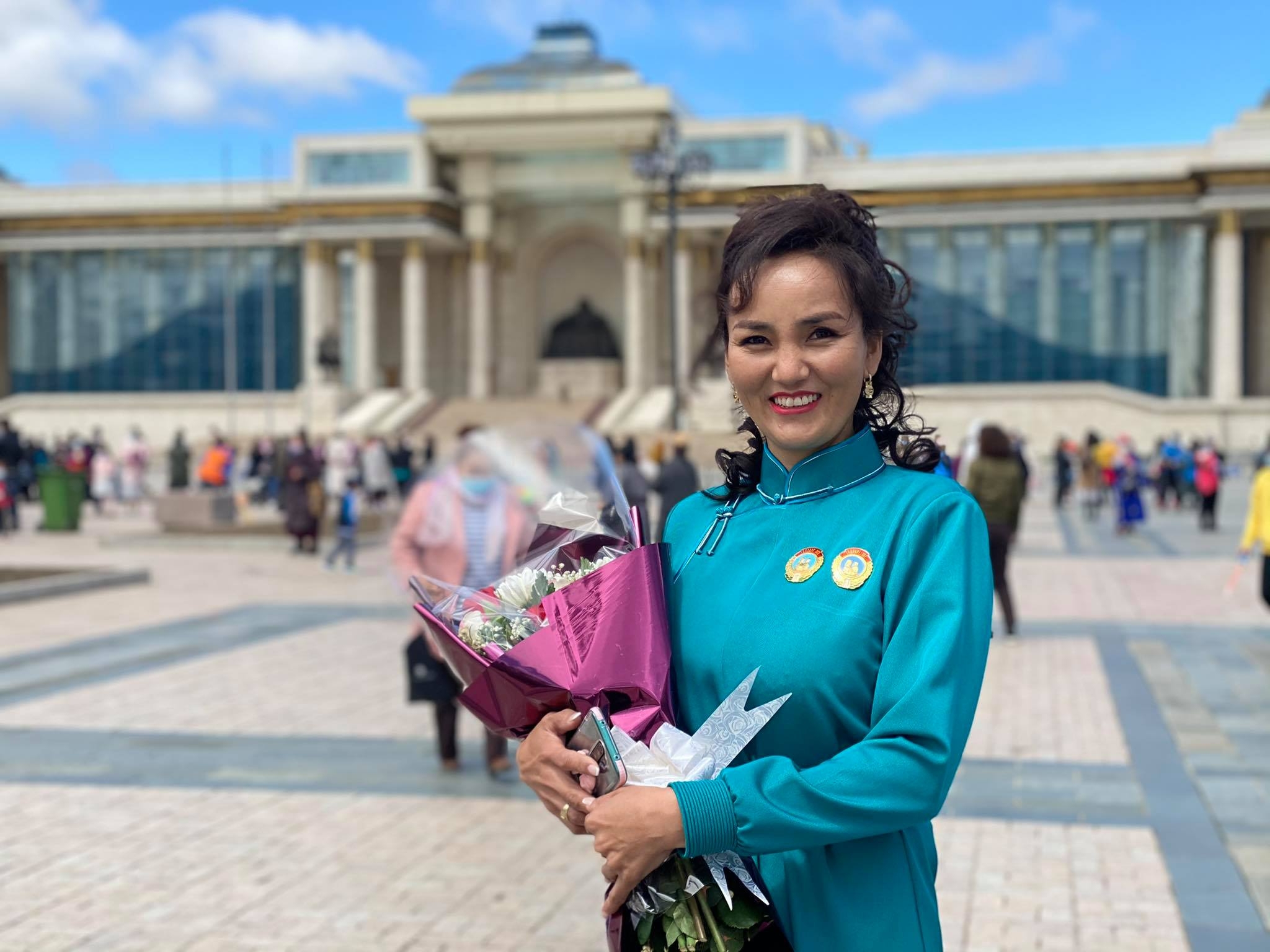 Н.Сугар: Гэрээр дүүрэн хүүхдүүд бужигнаж, хөөцөлдөн гүйж байхыг нь харах хамгийн сайхан