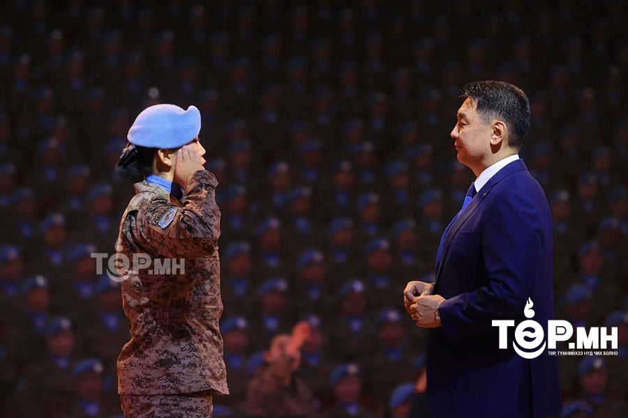 Ерөнхийлөгч У.Хүрэлсүх энхийг сахиулагчдад төрийн одон, медаль гардууллаа