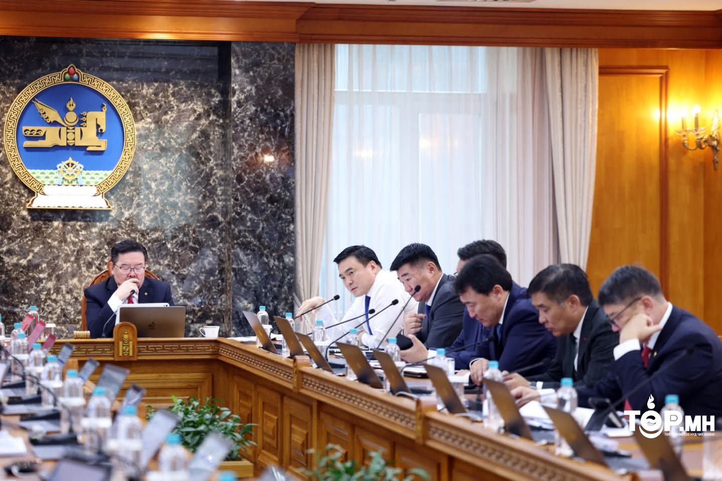 Засгийн газар хуралдаж байна