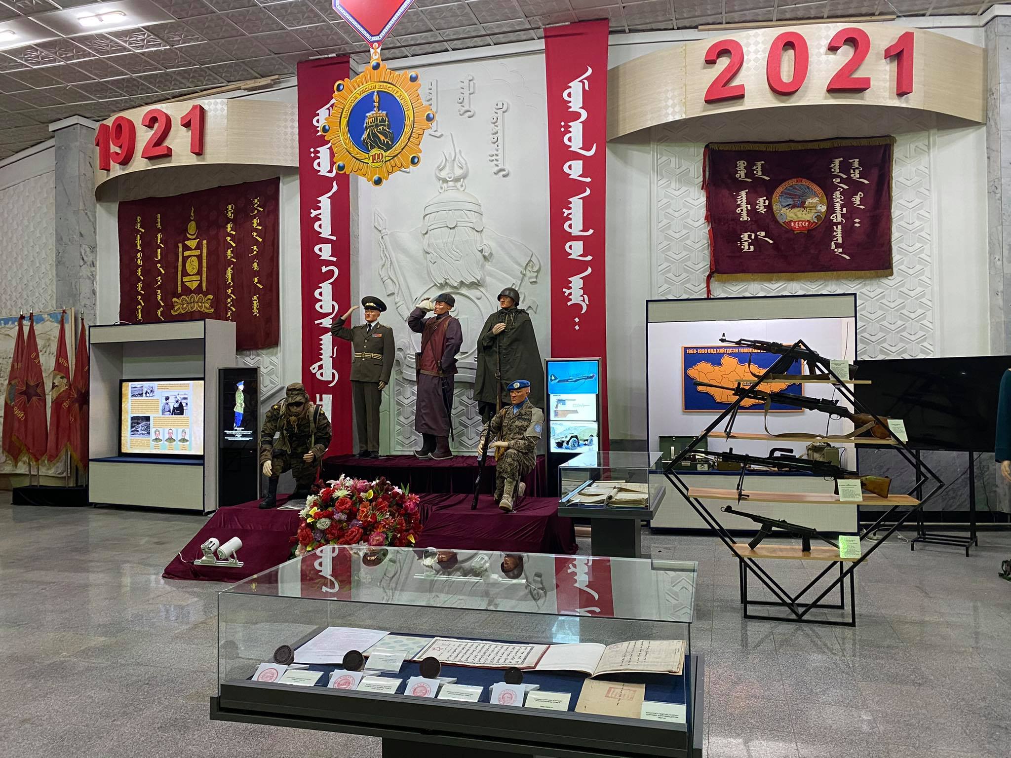 ФОТО: “Зэвсэгт хүчин-100 жил” үзэсгэлэн