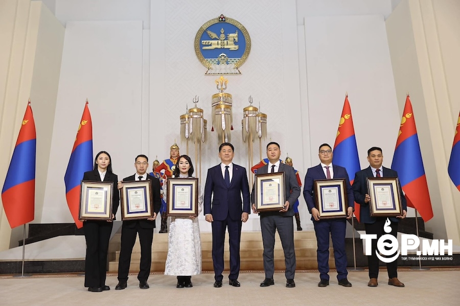 Шилдэг залуу эрдэмтэн, эмч нар Ерөнхийлөгчийн нэрэмжит шагнал хүртлээ