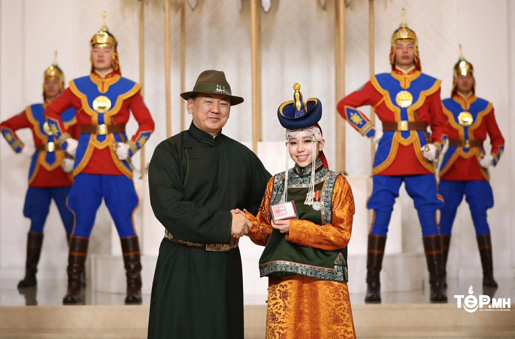 Дуучин Ч.Мишээл Ерөнхийлөгчийн зарлигаар Алтангадас одон хүртлээ