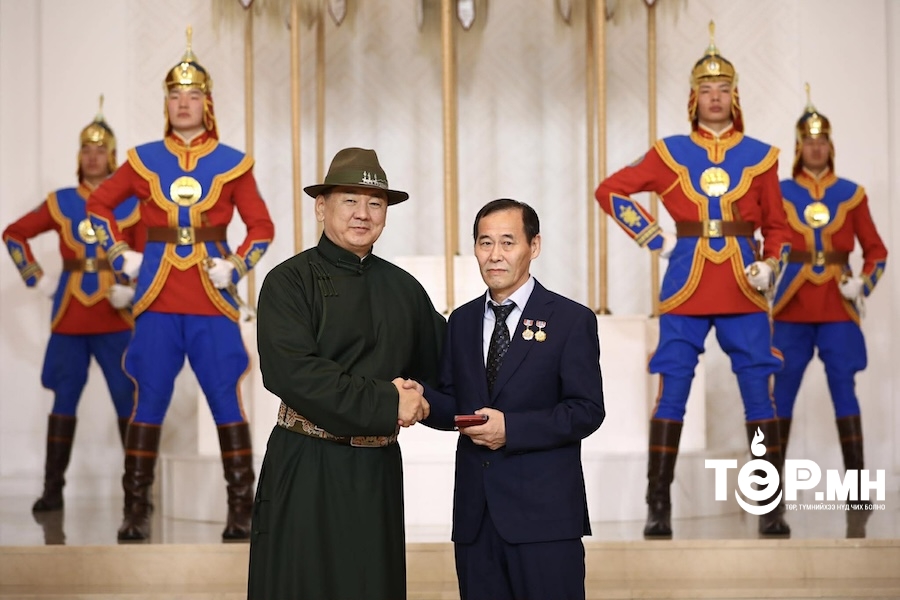 Ванданжавын Адъяасүрэнд Ардын багш цол хүртээлээ