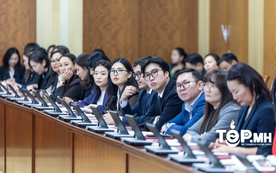 Хуулийн төсөл боловсруулагчдад гэрчилгээ, сургагч багш нарт батламж гардууллаа