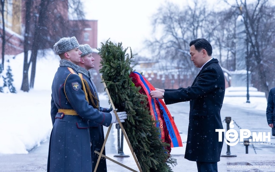 Монгол Улсын Их Хурлын дарга Н.Учрал “Нэр үл мэдэгдэх цэргийн хөшөө”-нд цэцэг өргөв