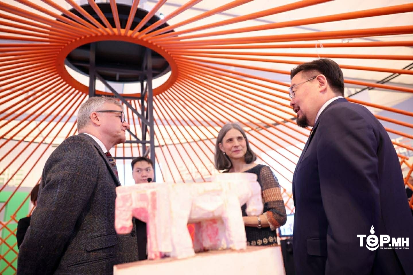 Г.Занданшатар Швейцарт толилуулж буй “Монгол орон Хоёр цаг хугацаа” үзэсгэлэнгээр зочлов